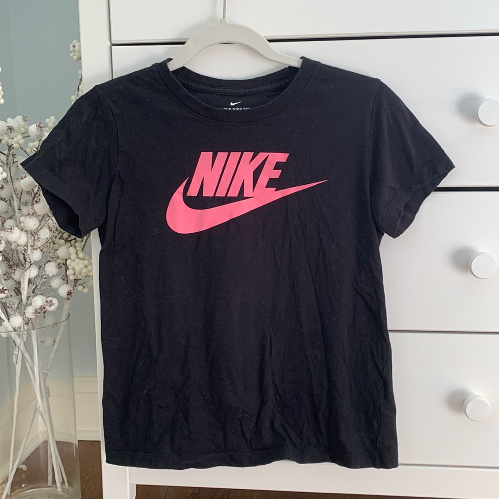 Nike kids (girls) black tee pink logo